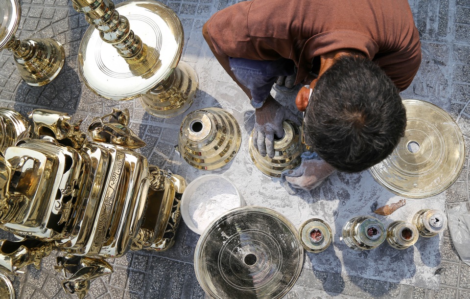 Thợ đánh bóng lư đồng thời Covid-19: Làm vì quen việc và từ cái tâm - 9 Thợ đánh bóng lư đồng thời Covid-19: Làm vì quen việc và từ cái tâm - 9