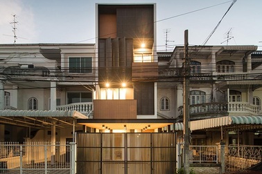 Nhà mặt phố, chằng chịt dây điện "lột xác" đẹp như biệt thự sau cải tạo