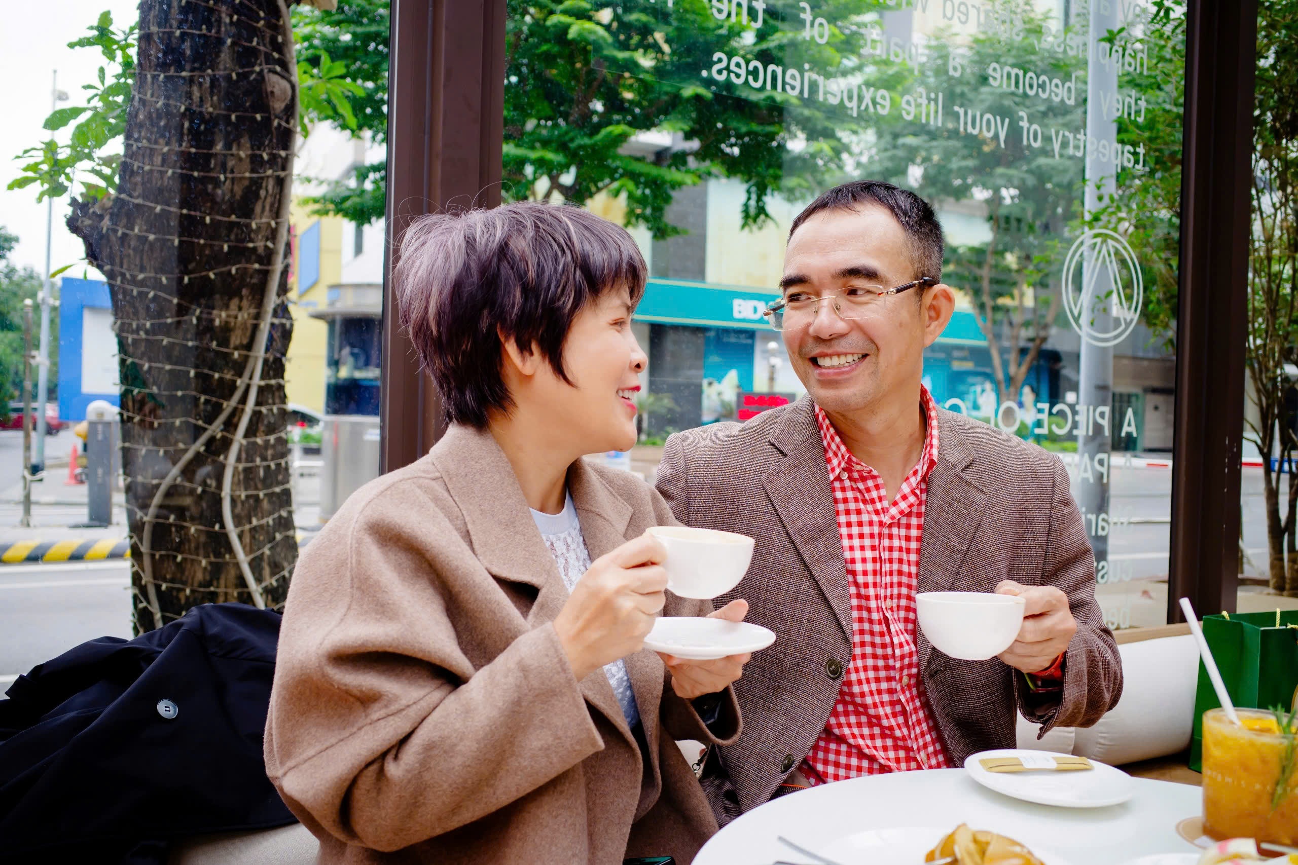 גבר בהאנוי רץ 14.02 ק Người đàn ông ở Hà Nội chạy 14,02km vẽ hình bông hồng tặng vợ - 3