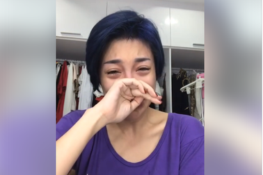 Không thể đi Mỹ, ca sĩ Pha Lê khóc, xin chuộc lại túi xách