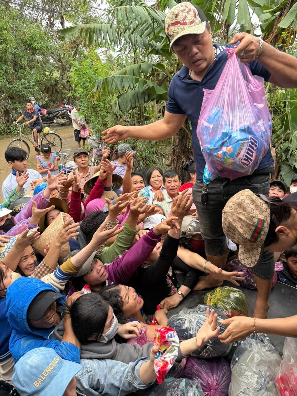 Tài xế đánh liều mượn xe, chở hàng từ thiện miễn phí đến vùng lũ - 3