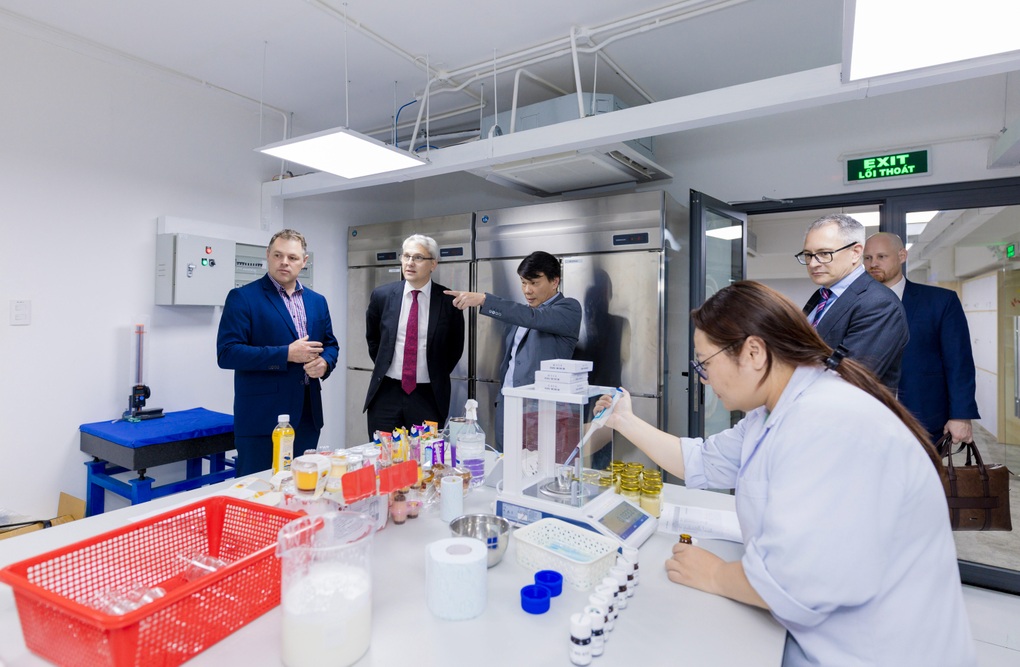 Bộ trưởng Tài chính bang Victoria, Australia làm việc cùng Nutifood - 1 Bộ trưởng Tài chính bang Victoria, Australia làm việc cùng Nutifood - 1