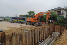 Thanh niên nằm chết cạnh chiếc xe máy dưới cống nước công trình