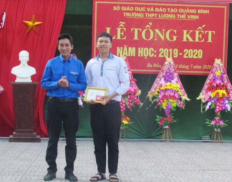 Nam sinh lớp 11 được tặng Huy hiệu Tuổi trẻ dũng cảm vì cứu người đuối nước - 1 Nam sinh lớp 11 được tặng Huy hiệu Tuổi trẻ dũng cảm vì cứu người đuối nước - 1