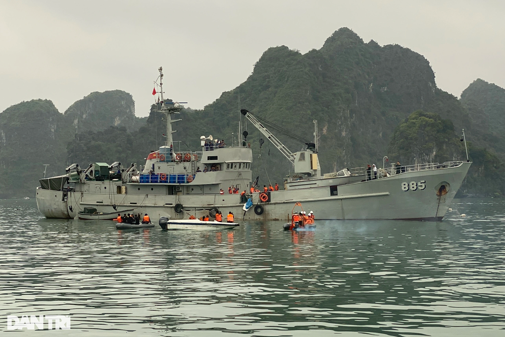 Tìm thấy nhiều đồ dùng của các nạn nhân vị trí xác trực thăng rơi - 1 Tìm thấy nhiều đồ dùng của các nạn nhân vị trí xác trực thăng rơi - 1