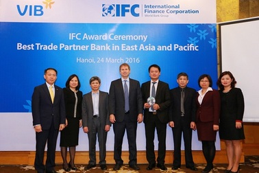 Ngân hàng Việt nhận giải thưởng “Ngân hàng tài trợ thương mại tốt nhất khu vực Đông Á - Thái Bình Dương”