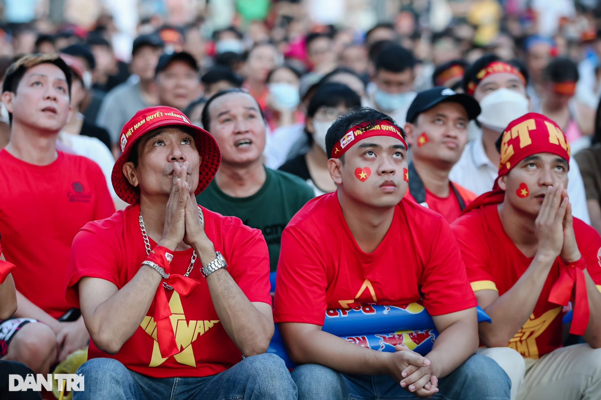 Cổ động viên TPHCM bật khóc trước trận thua của đội tuyển U22 Việt Nam - 2 Cổ động viên TPHCM bật khóc trước trận thua của đội tuyển U22 Việt Nam - 2