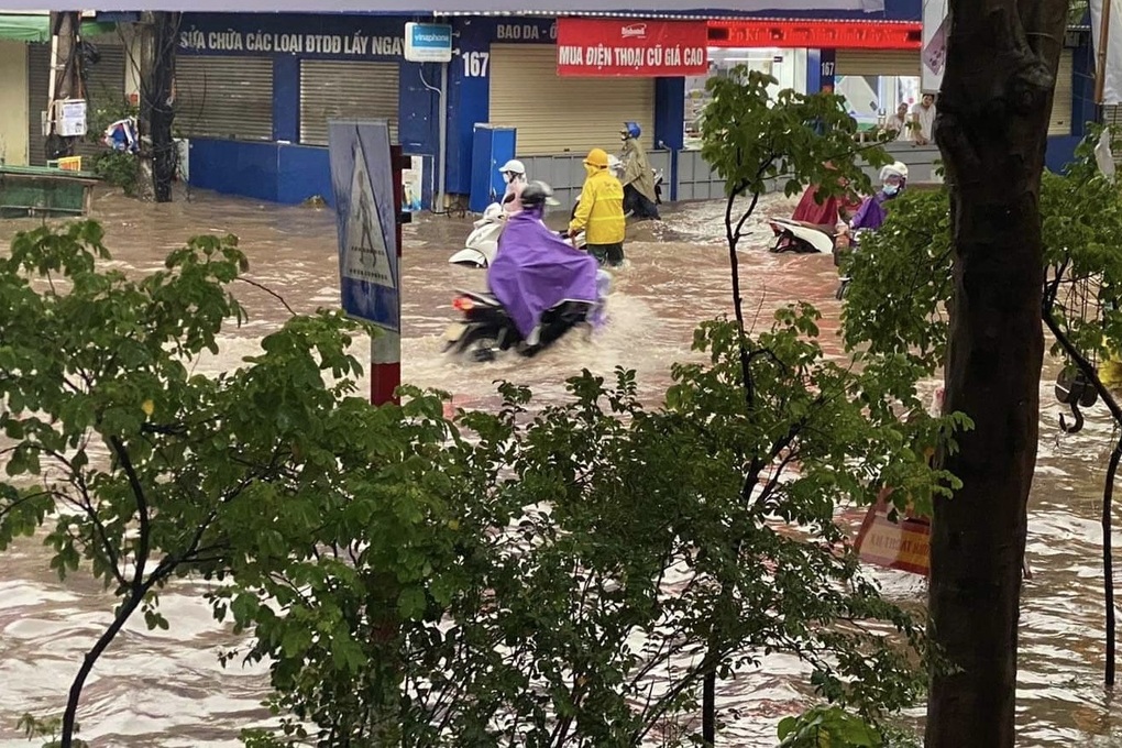 Đường phố Hà Nội thành sông sau trận mưa suốt đêm - 12 Đường phố Hà Nội thành sông sau trận mưa suốt đêm - 12