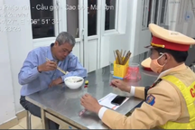 Đạp xe đi chơi Tết, ông lão 71 tuổi bị lạc vào đường cao tốc