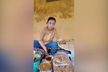 Bà chủ gánh bánh bèo tại Hội An nói tiếng anh như gió