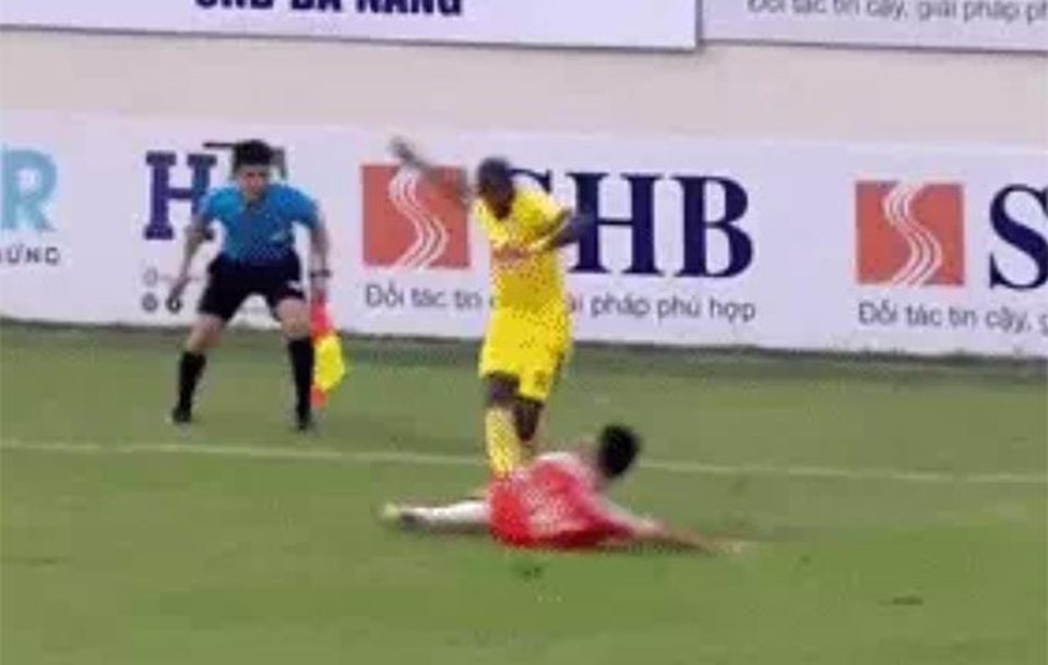 Ngôi sao HA Gia Lai có hành động chơi xấu, đối diện với án phạt - 1 Ngôi sao HA Gia Lai có hành động chơi xấu, đối diện với án phạt - 1