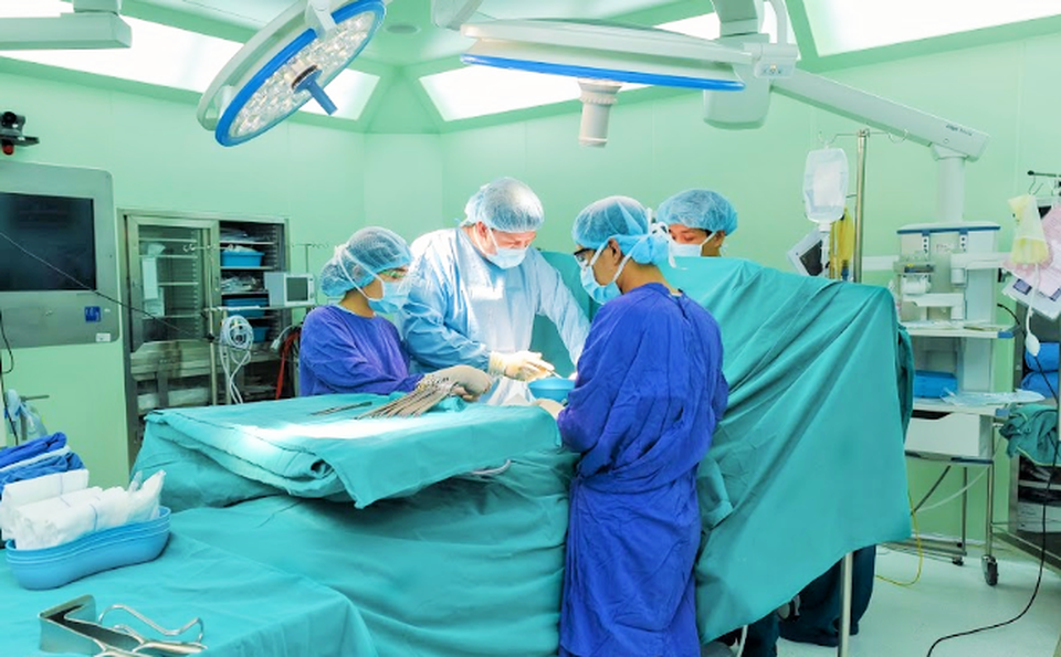 Người phụ nữ mang khối ung thư bằng trọng lượng bé sơ sinh - 1