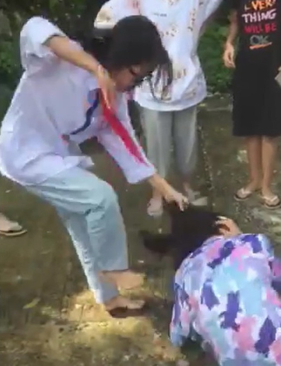 Bộ GDĐT: Kỉ luật nghiêm khắc nhóm cổ vũ và đánh hội đồng học sinh lớp 8 - 1 Bộ GDĐT: Kỉ luật nghiêm khắc nhóm cổ vũ và đánh hội đồng học sinh lớp 8 - 1