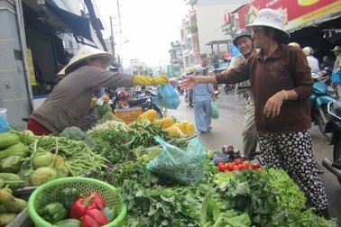 Hết mưa bão, giá rau củ tăng như... bão