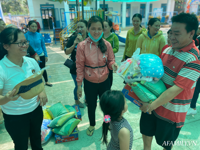 Lời khẩn cầu của cô hiệu phó trường mầm non Hoa Lan: “Cho em xin thêm 30 phần quà nữa, nhiều bé còn chưa đến được” - Ảnh 5. Lời khẩn cầu của cô hiệu phó trường mầm non Hoa Lan: “Cho em xin thêm 30 phần quà nữa, nhiều bé còn chưa đến được” - Ảnh 5.