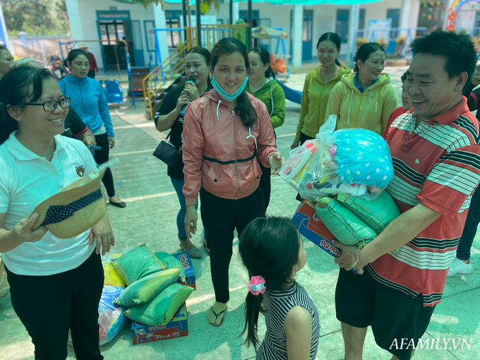 Lời khẩn cầu của cô hiệu phó trường mầm non Hoa Lan: “Cho em xin thêm 30 phần quà nữa, nhiều bé còn chưa đến được” - Ảnh 5.