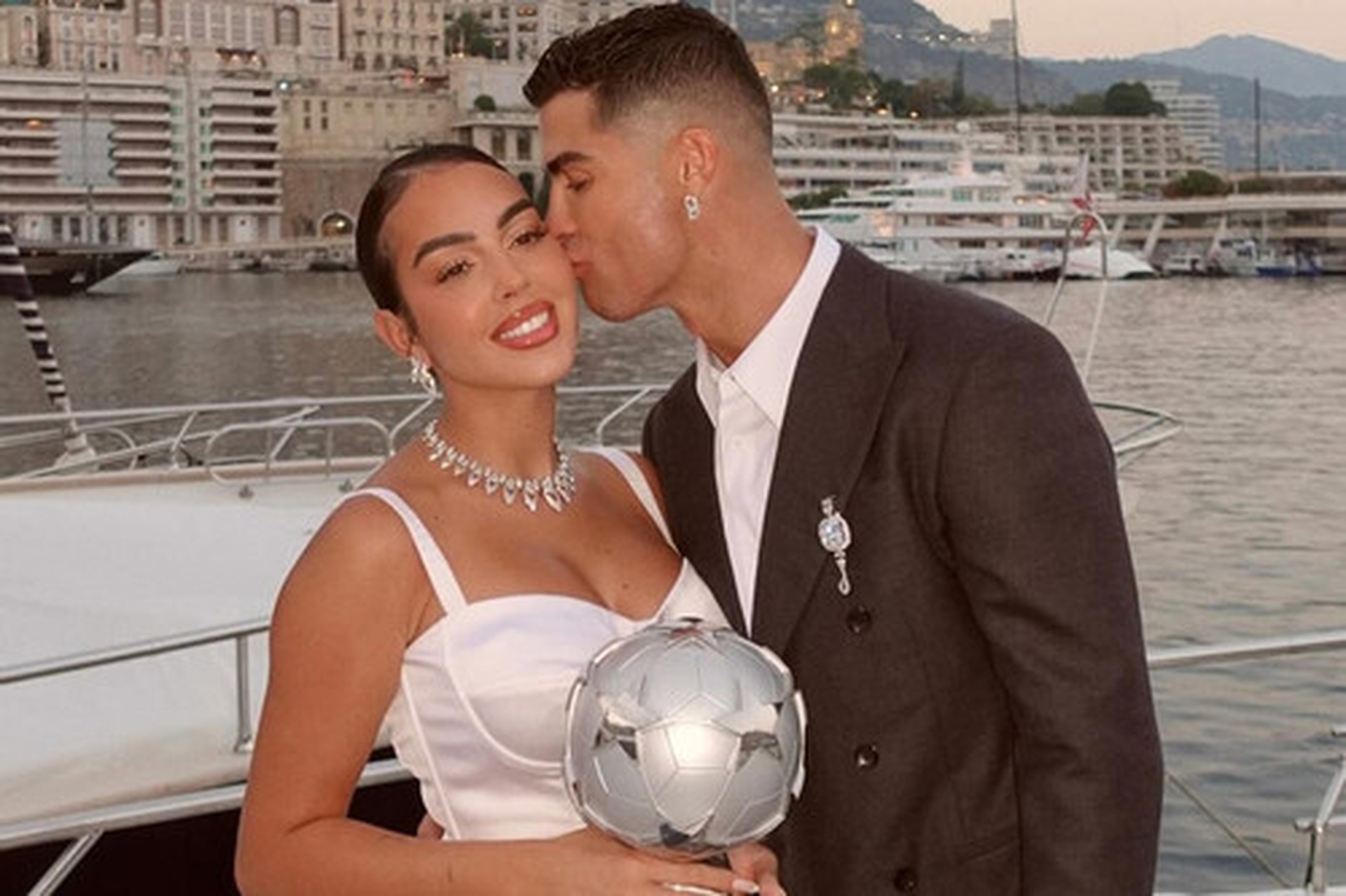 Vợ của Ronaldo: Từ nhân viên bán hàng tới bà xã cầu thủ sở hữu 1 tỷ USD - 8 Vợ của Ronaldo: Từ nhân viên bán hàng tới bà xã cầu thủ sở hữu 1 tỷ USD - 8