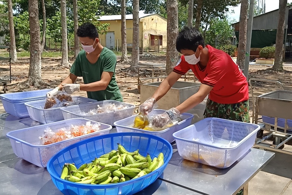 Áo chiến sĩ đẫm mồ hôi cho những suất cơm nghĩa tình trong khu cách ly - 11 Áo chiến sĩ đẫm mồ hôi cho những suất cơm nghĩa tình trong khu cách ly - 11