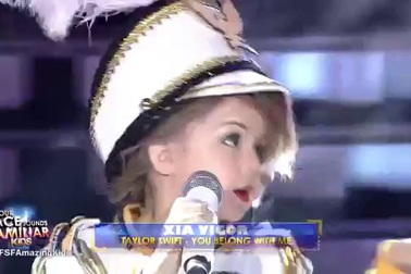 Cô bé 7 tuổi hóa thân thành nữ ca sĩ Taylor Swift cực giống thật