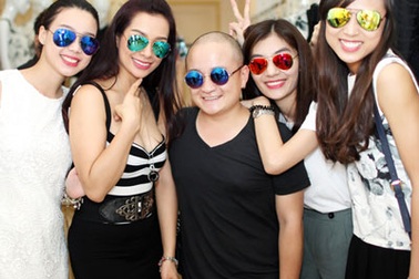 Nghệ sĩ đến chúc mừng NTK Cao Minh Tiến khai trương showroom mới