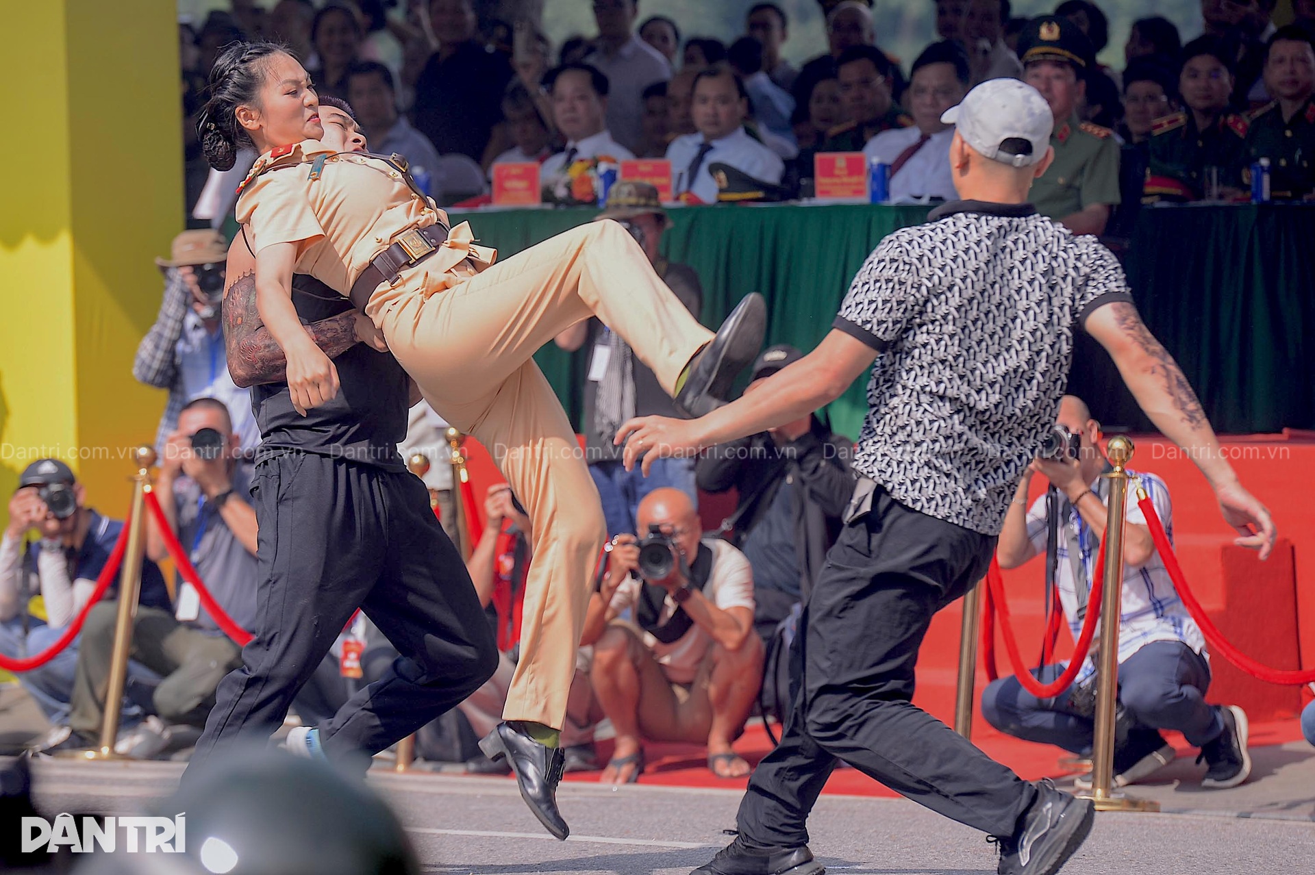 Báo thủ náo loạn, nữ CSGT bật san tô quật ngã tội phạm ở bờ hồ Hoàn Kiếm - 7 Báo thủ náo loạn, nữ CSGT bật san tô quật ngã tội phạm ở bờ hồ Hoàn Kiếm - 7
