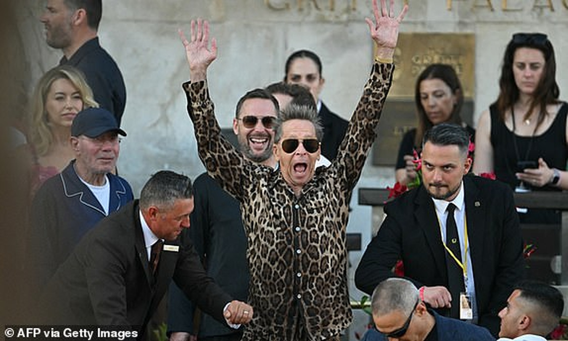 Tỷ phú Jeff Bezos và MC gợi cảm kết thúc tiệc cưới 3 ngày, tốn 55 triệu USD - 20 Tỷ phú Jeff Bezos và MC gợi cảm kết thúc tiệc cưới 3 ngày, tốn 55 triệu USD - 20