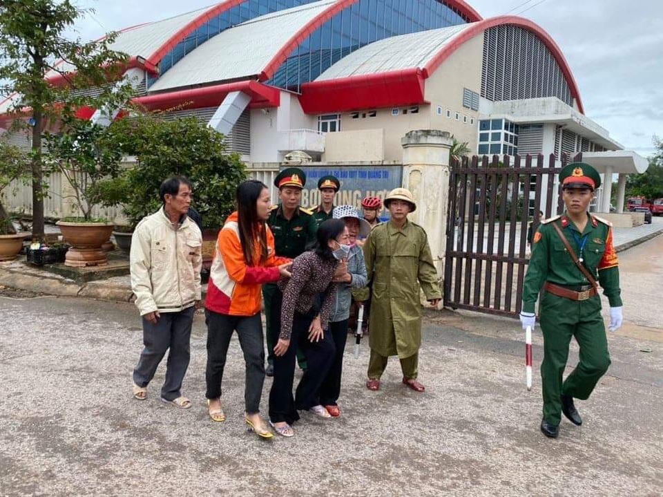 Mỗi lần vang tiếng còi xe cấp cứu, tiếng khóc lại òa lên nức nở! - 7 Mỗi lần vang tiếng còi xe cấp cứu, tiếng khóc lại òa lên nức nở! - 7