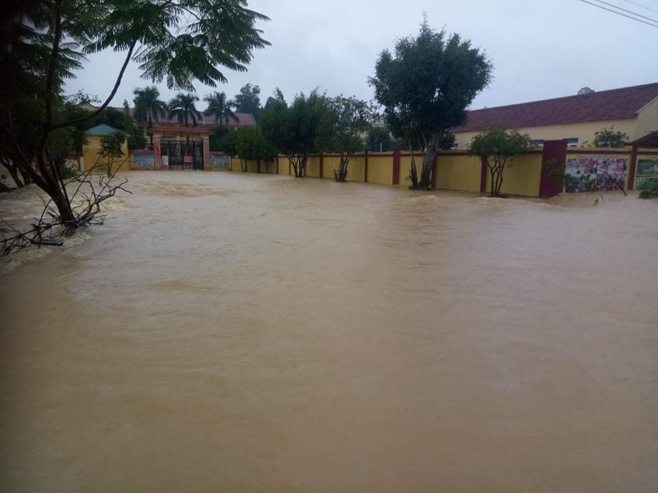 Mưa lớn gây ngập diện rộng, nhiều trường cho học sinh nghỉ học - 3 Mưa lớn gây ngập diện rộng, nhiều trường cho học sinh nghỉ học - 3