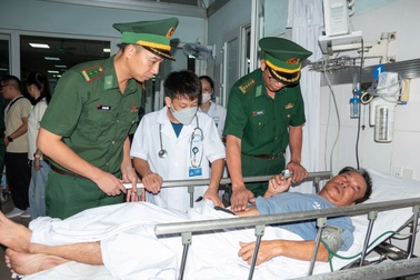 Xuyên đêm tiếp nhận, cấp cứu ngư dân tàu cá gặp nạn trên biển Hải Phòng
