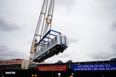 Sáng nay TPHCM đón thêm 2 đoàn tàu metro số 1