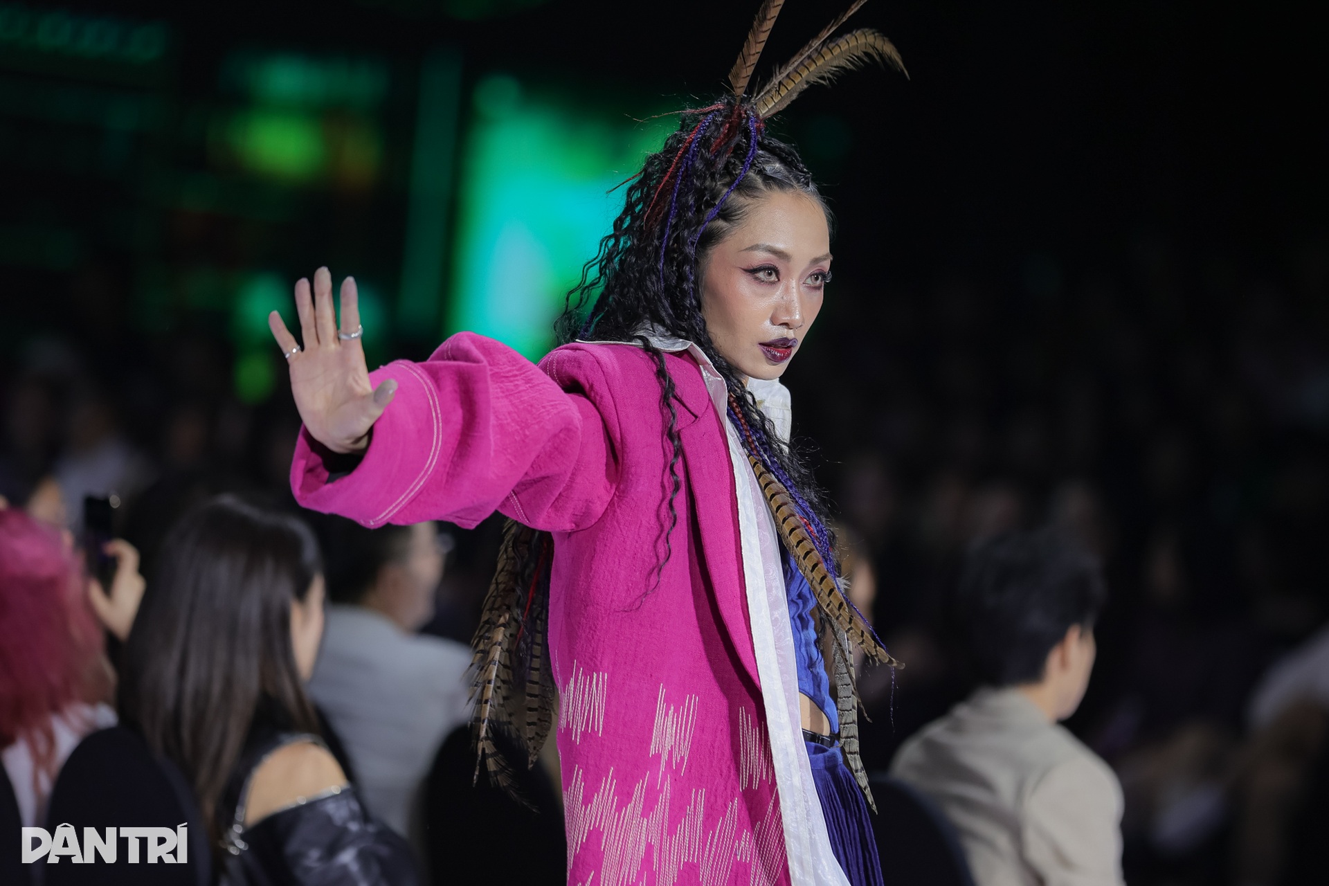 “Chị đẹp” Lynk Lee khoe nét nữ tính trên sàn diễn thời trang - 5