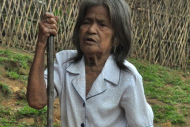 Cụ bà 107 tuổi vẫn có thể lên nương làm rẫy