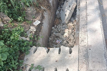 Hàng trăm tấm đan mương thoát nước trên Xa lộ Hà Nội bị kẻ gian đập phá