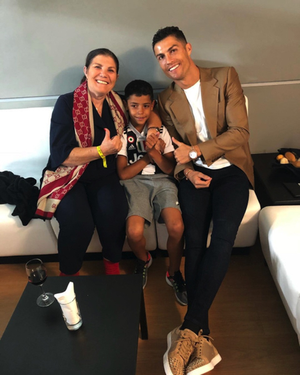 Bỏ cả tập luyện, C.Ronaldo vội vã về quê chăm mẹ đột quỵ - 1