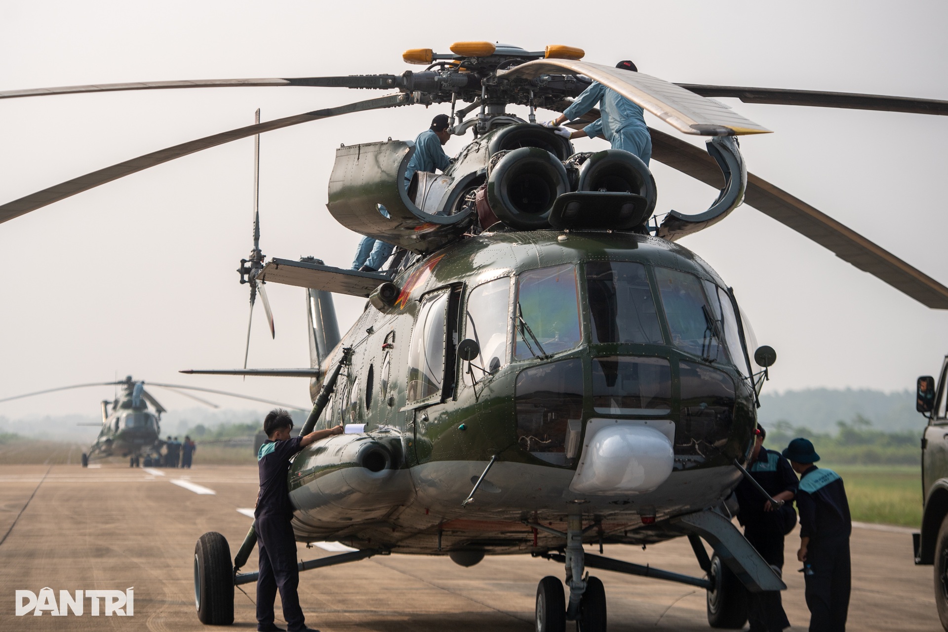 Sẵn sàng đội hình 10 trực thăng bay kéo cờ mừng Quốc khánh 2/9 - 4 Sẵn sàng đội hình 10 trực thăng bay kéo cờ mừng Quốc khánh 2/9 - 4