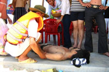 Nhậu say, suýt chết đuối trên biển