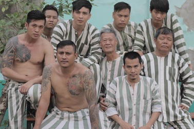 Tự truyện sao Việt: Người khoe thành tích giường chiếu, kẻ điều gái bia ôm