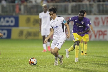 Tiền vệ Tuấn Anh báo tin vui với HLV Kiatisuk trước thềm đại chiến Hà Nội