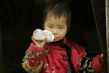 Trung Quốc: Gần 13.000 trẻ phải nhập viện vì uống sữa nhiễm hóa chất