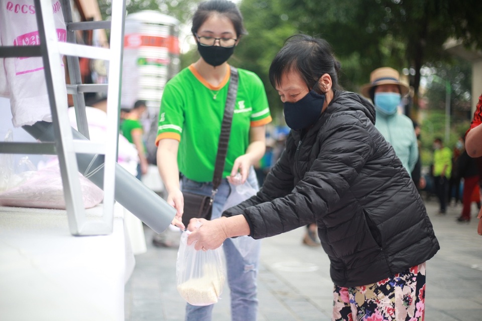 Thêm một “cây ATM” gạo, người nghèo Hà Nội đội mưa đi nhận miễn phí - 6 Thêm một “cây ATM” gạo, người nghèo Hà Nội đội mưa đi nhận miễn phí - 6
