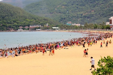 Biển Quy Nhơn đông nghịt người giữa trưa Tết Đoan Ngọ