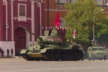 Xe tăng huyền thoại T-34 dẫn đầu đội hình duyệt binh của Nga