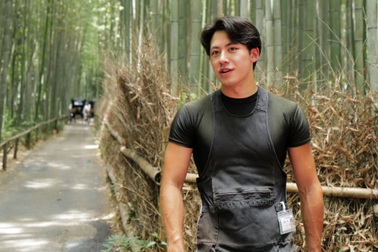 “Trai đẹp kéo xe” xuyên rừng tre ở Nhật Bản: Dịch vụ gây sốt mạng
