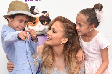 Con gái Jennifer Lopez sành điệu như mẹ