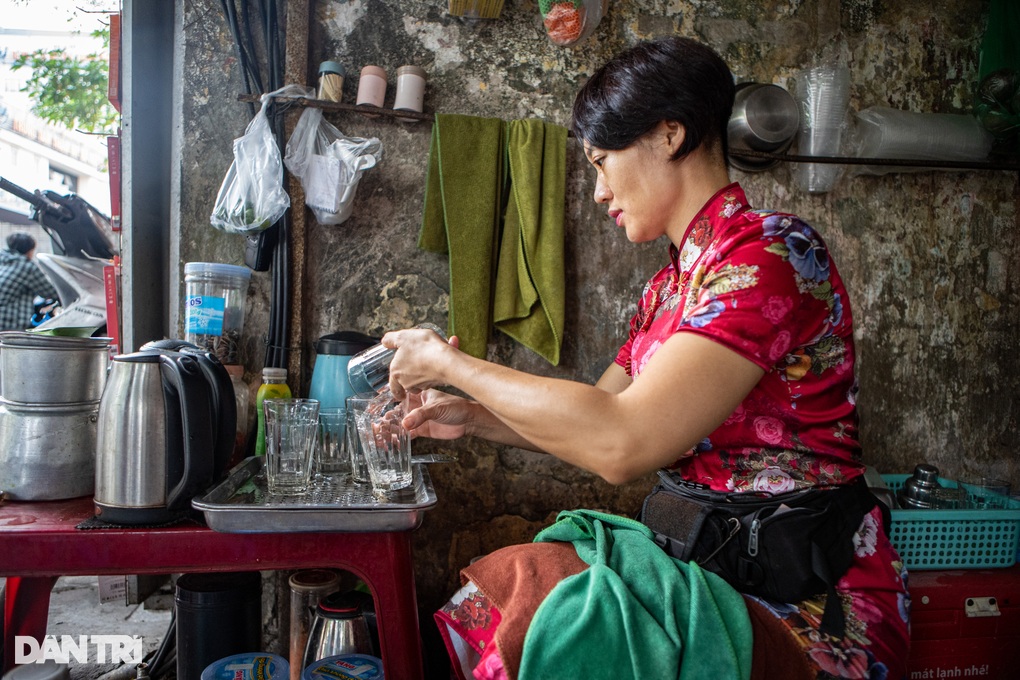 Màn múa nước sôi điệu nghệ giúp cô chủ quán trà đá ở Hà Nội đắt khách - 2 Màn múa nước sôi điệu nghệ giúp cô chủ quán trà đá ở Hà Nội đắt khách - 2