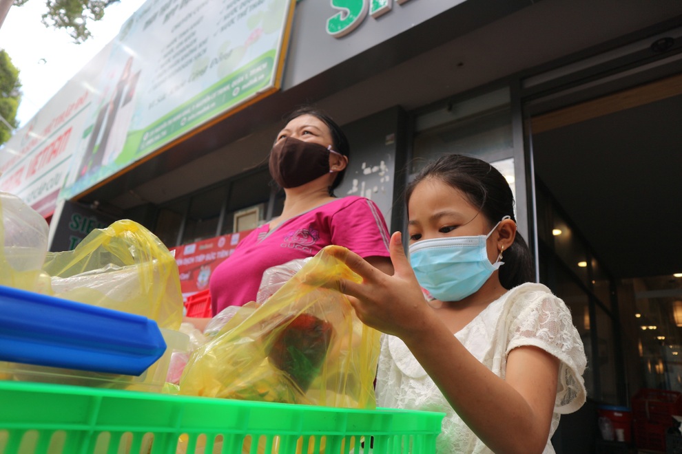 Bé gái 10 tuổi cắt hàng trăm bắp cải làm cơm ủng hộ chiến sĩ chống dịch - 6 Bé gái 10 tuổi cắt hàng trăm bắp cải làm cơm ủng hộ chiến sĩ chống dịch - 6