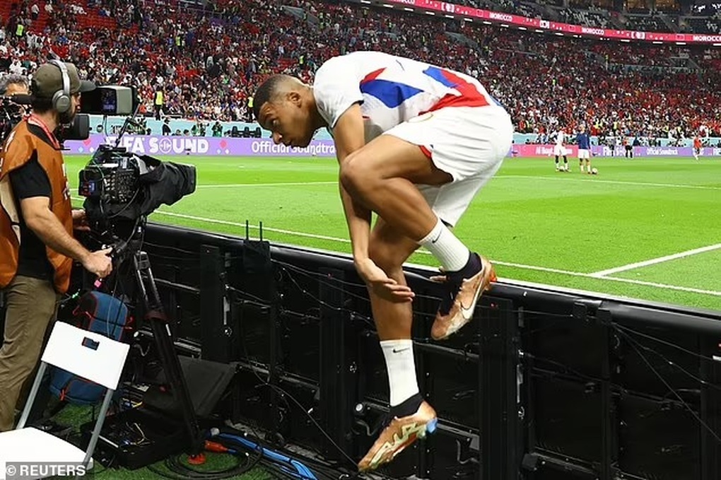 Mbappe xin lỗi vì sút bóng trúng mặt cổ động viên Pháp - 4 Mbappe xin lỗi vì sút bóng trúng mặt cổ động viên Pháp - 4