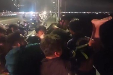 Công an Đà Nẵng giải cứu du khách nước ngoài đứng chênh vênh trên cầu