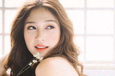 Vẻ gợi cảm của nữ cổ động viên đội Uruguay từng là Hoa khôi trường Nhân văn