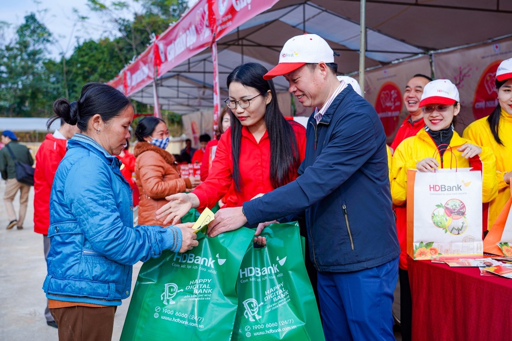 HDBank mang Tết ấm tình thương đến đồng bào Hòa Bình - 2 HDBank mang Tết ấm tình thương đến đồng bào Hòa Bình - 2